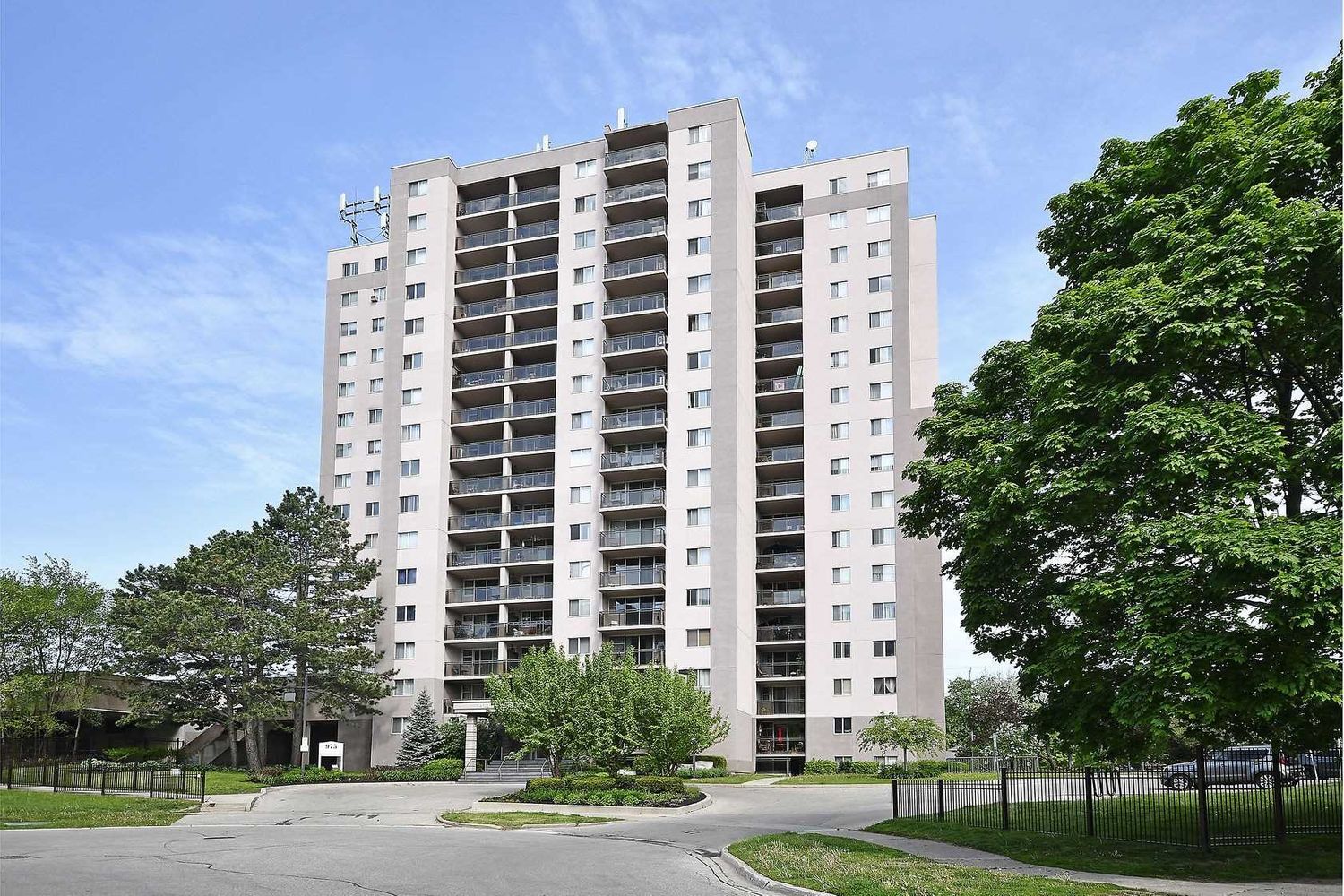 975 Warwick Court. Halton Tower Condos is located in  Burlington, Toronto - image #1 of 2
