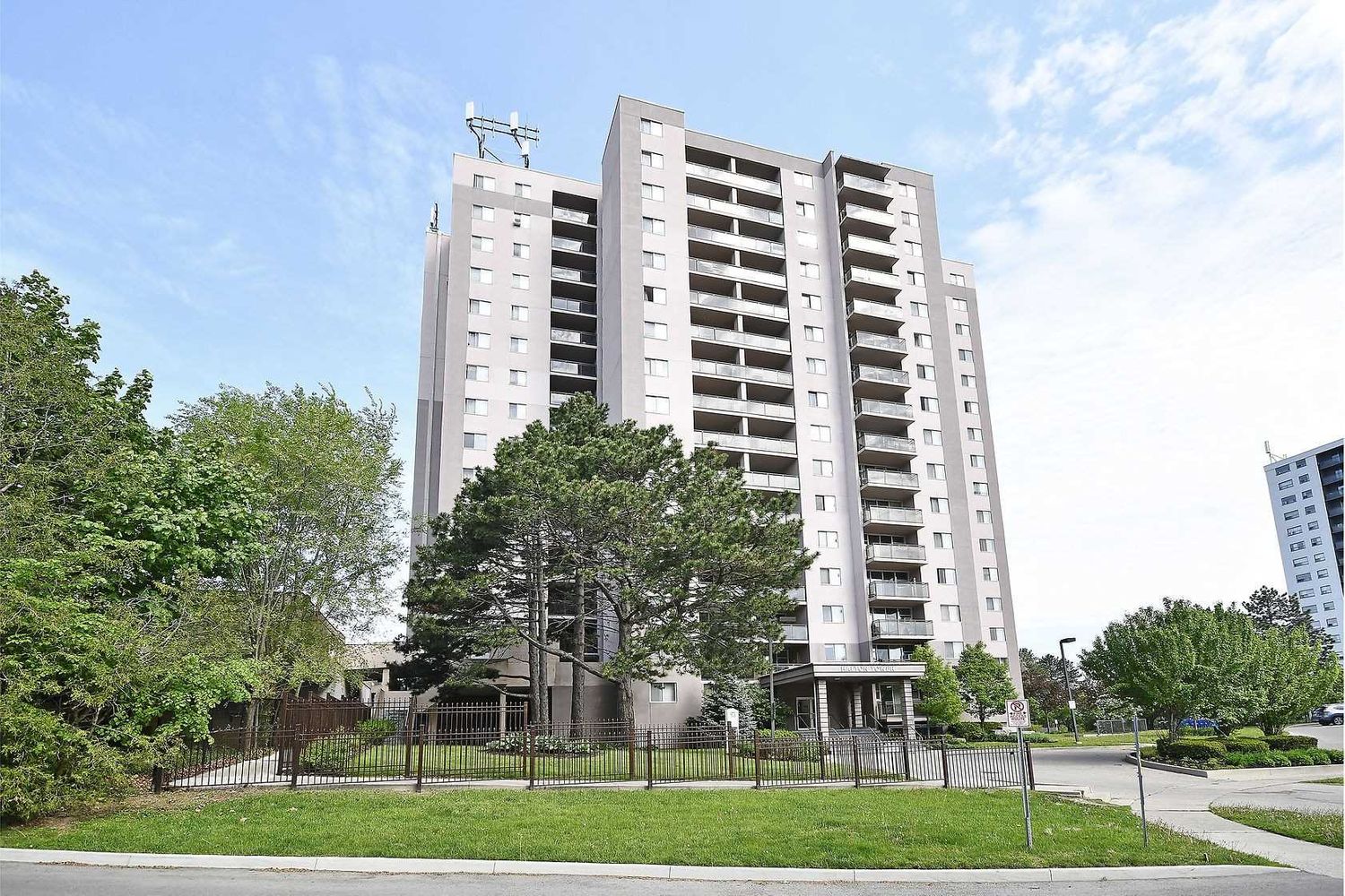 975 Warwick Court. Halton Tower Condos is located in  Burlington, Toronto - image #2 of 2