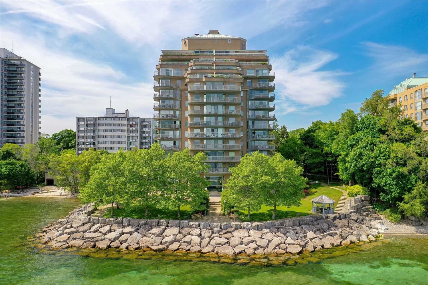 2190 Lakeshore Road. Lakepoint Condos is located in  Burlington, Toronto - image #2 of 2