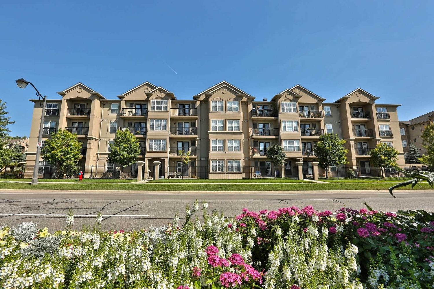 2035 Appleby Line. Orchard Uptown II Condos is located in  Burlington, Toronto - image #1 of 2