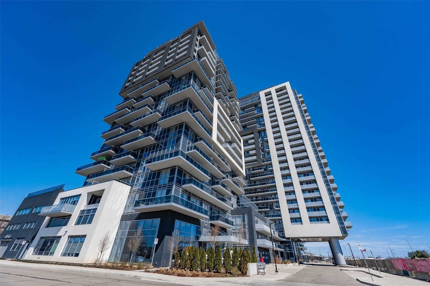 2081-2093 Fairview Street. Paradigm Condos is located in  Burlington, Toronto - image #2 of 2