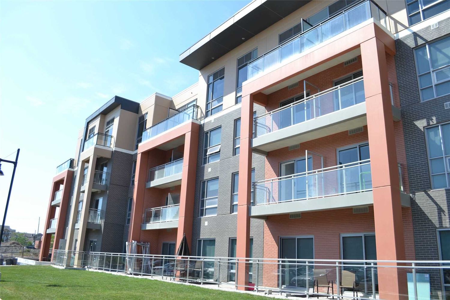 4040 Upper Middle Road. ParkCity Condominiums is located in  Burlington, Toronto - image #3 of 3