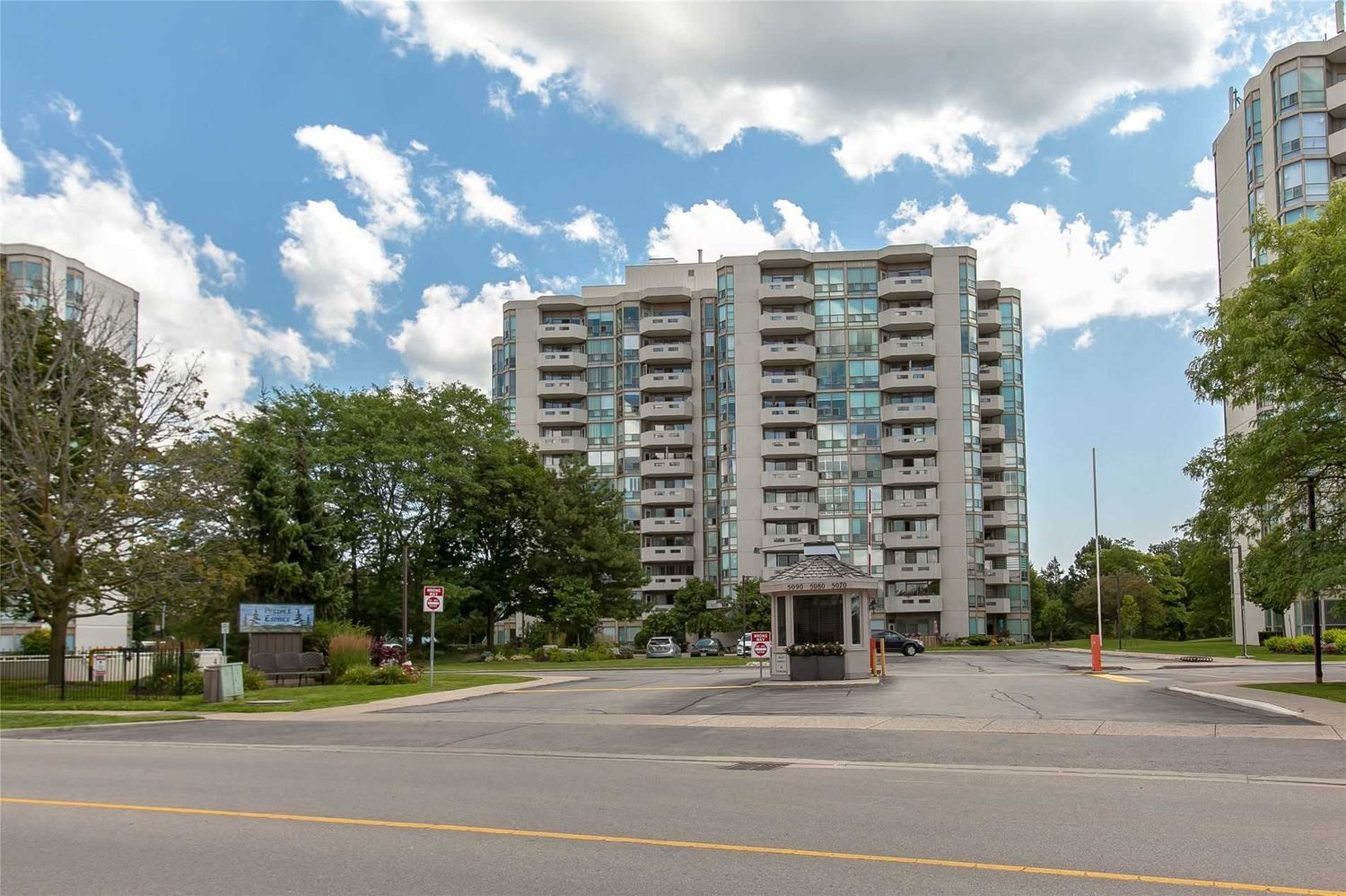 5080 Pinedale Avenue. Pinedale Estates II Condos is located in  Burlington, Toronto - image #1 of 3
