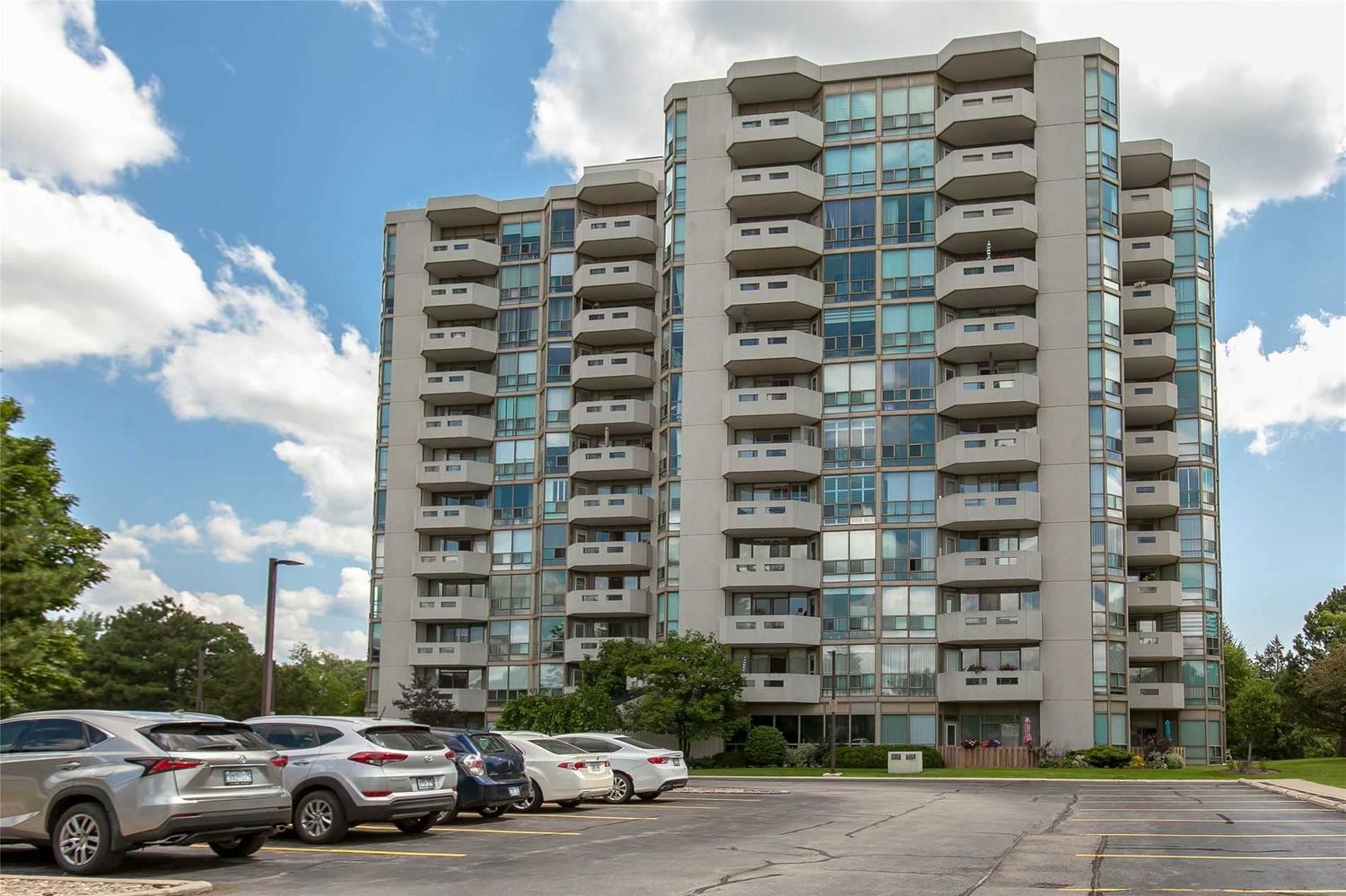 5080 Pinedale Avenue. Pinedale Estates II Condos is located in  Burlington, Toronto - image #2 of 3