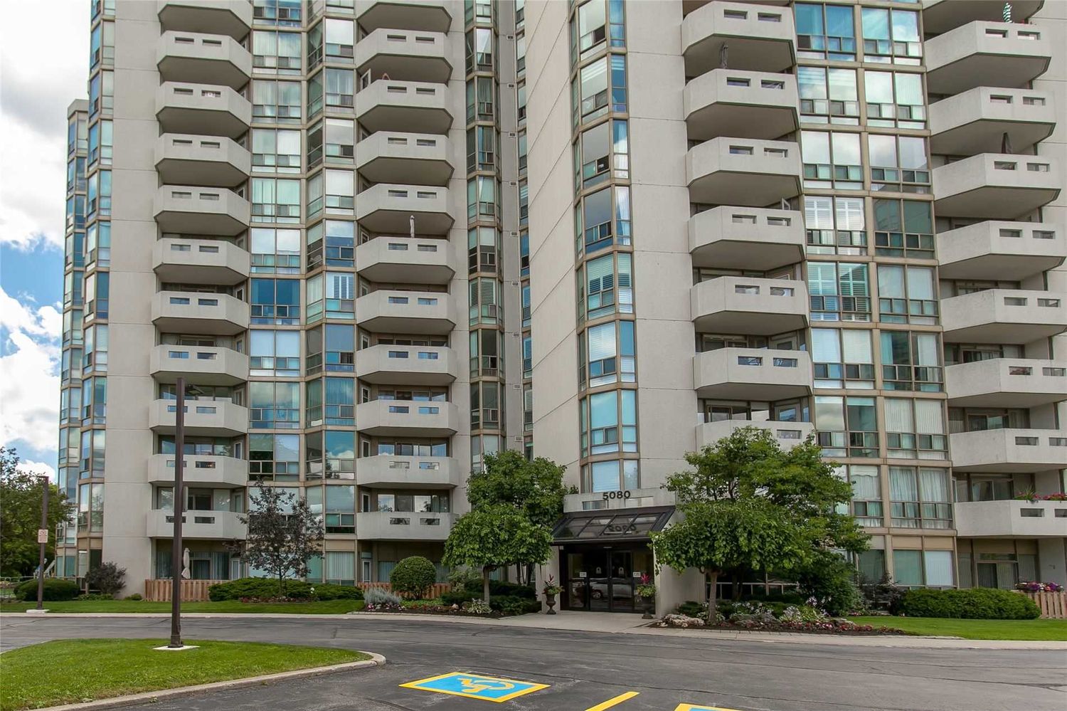 5080 Pinedale Avenue. Pinedale Estates II Condos is located in  Burlington, Toronto - image #3 of 3
