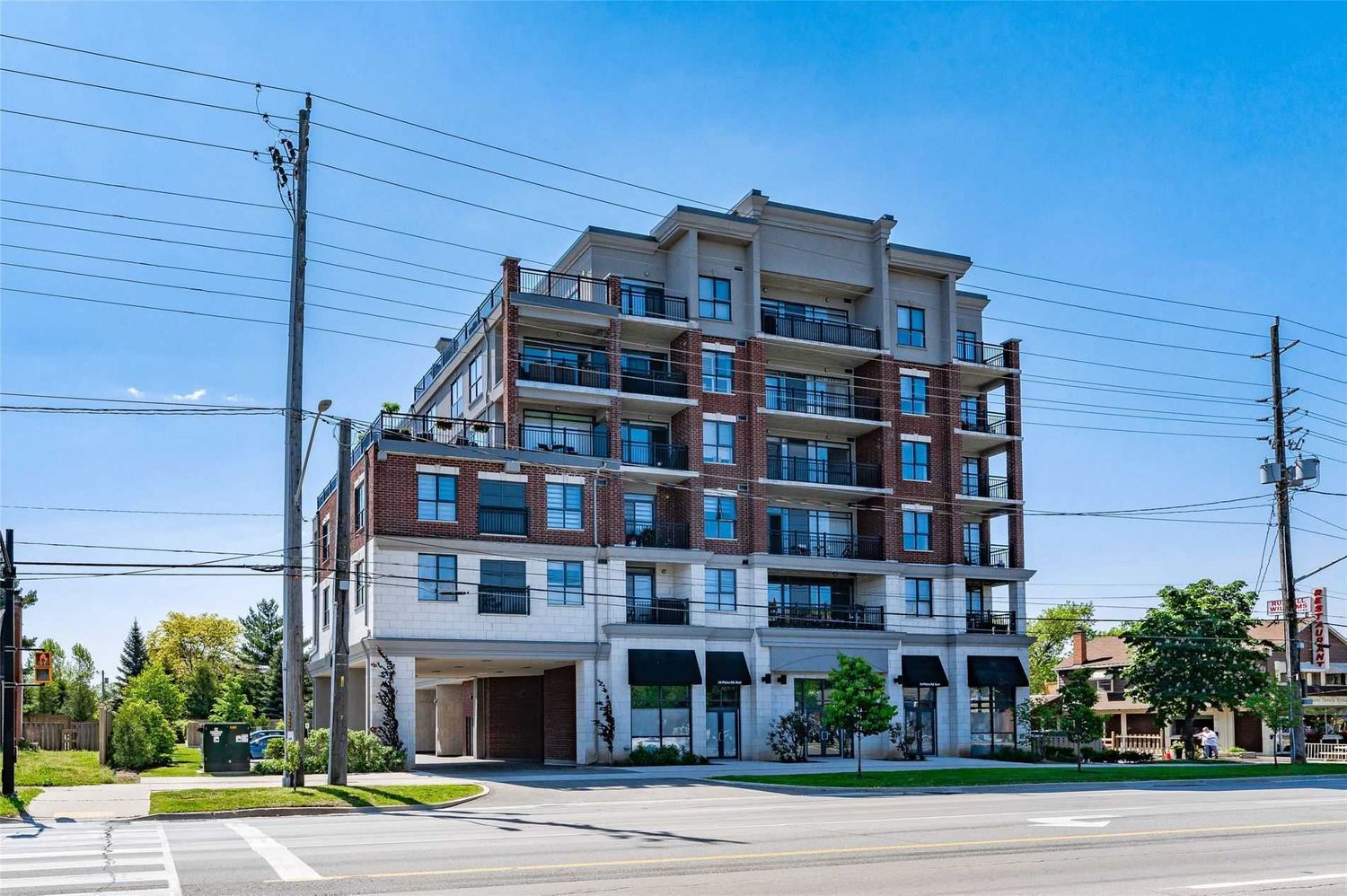 34 Plains Road E. Seasons Condominiums is located in  Burlington, Toronto - image #2 of 3