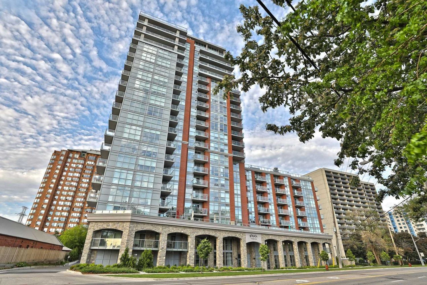 551 Maple Avenue. Strata Condos is located in  Burlington, Toronto - image #1 of 2