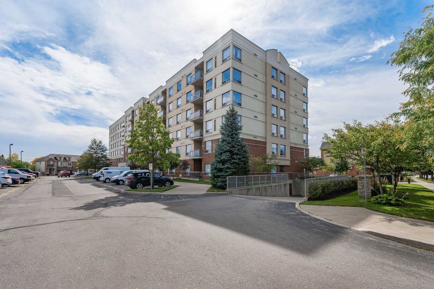 5070 Fairview Street. Terraces in The Village Condos is located in  Burlington, Toronto - image #2 of 2