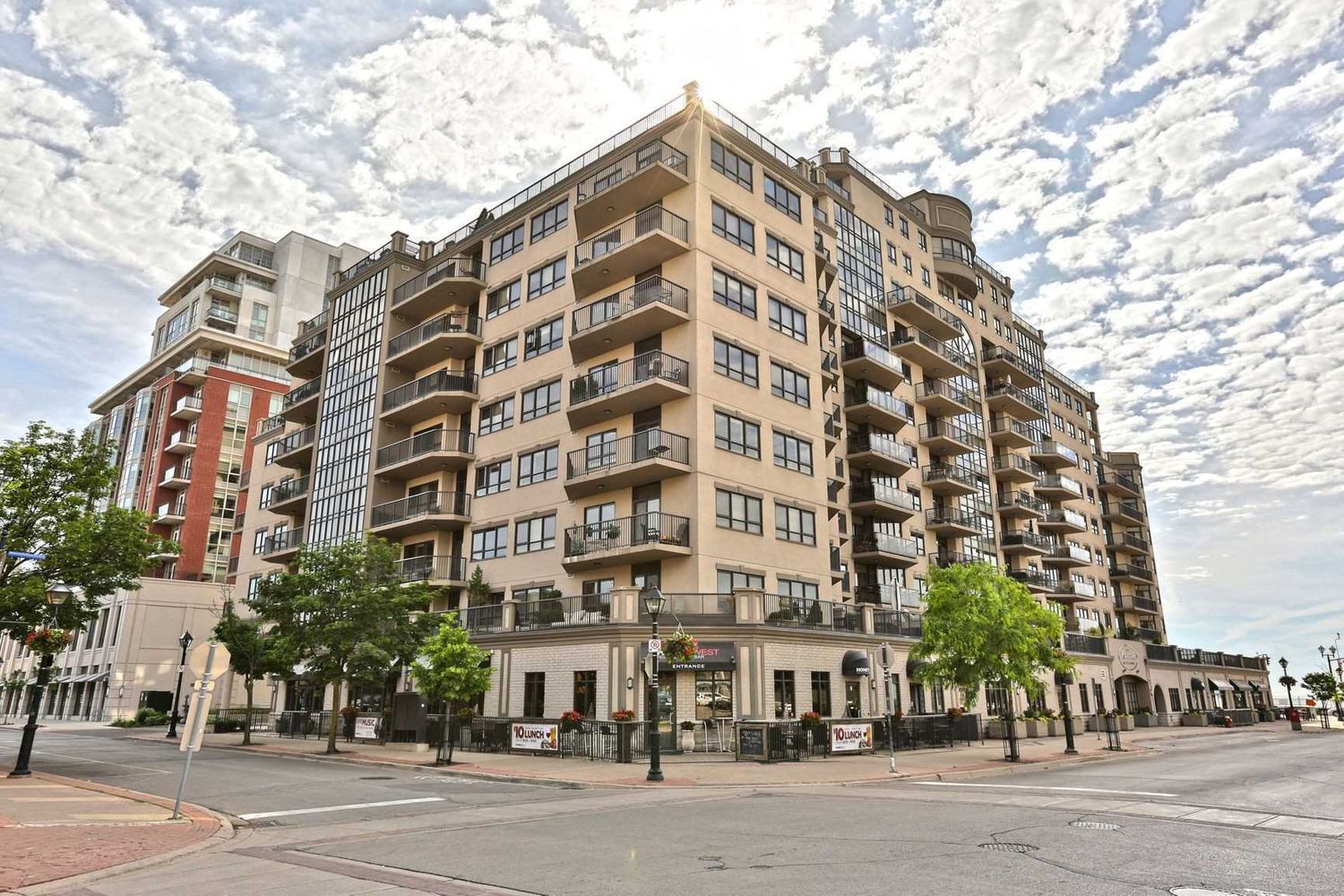 399 Elizabeth Street. The Baxter Condos is located in  Burlington, Toronto - image #1 of 2