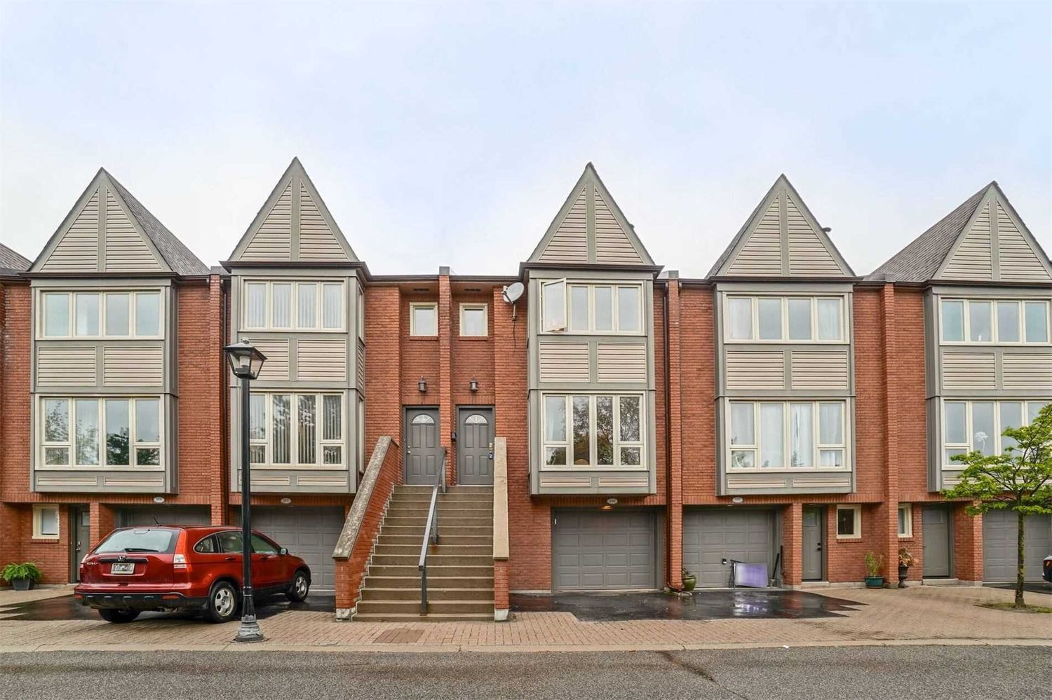 895 Maple Avenue. The Brownstones Townhomes is located in  Burlington, Toronto - image #1 of 2