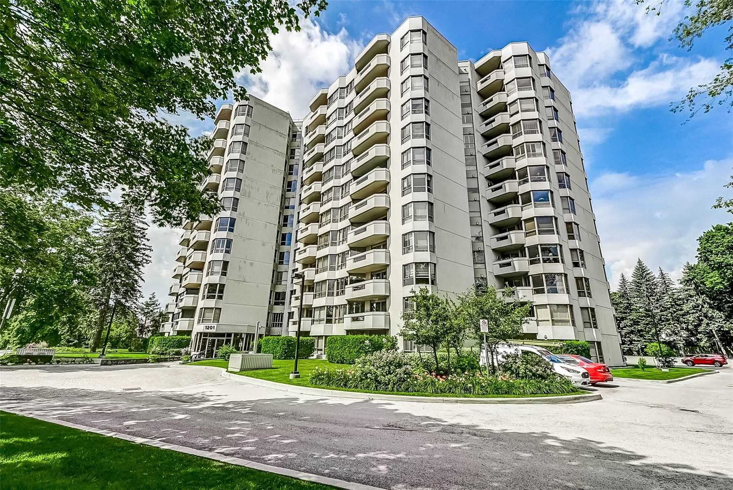 1201 North Shore Blvd. E. The Lakewinds Condos is located in  Burlington, Toronto - image #1 of 2