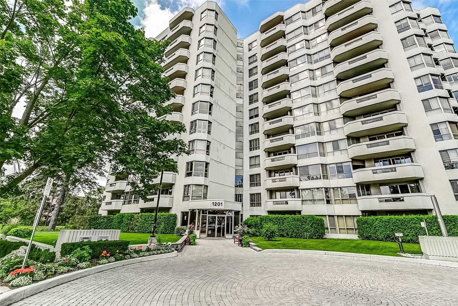 1201 North Shore Blvd. E. The Lakewinds Condos is located in  Burlington, Toronto - image #2 of 2