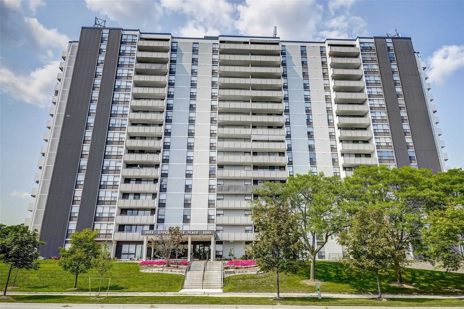 2055 Upper Middle Road. Upper Middle Place Condos is located in  Burlington, Toronto - image #1 of 2