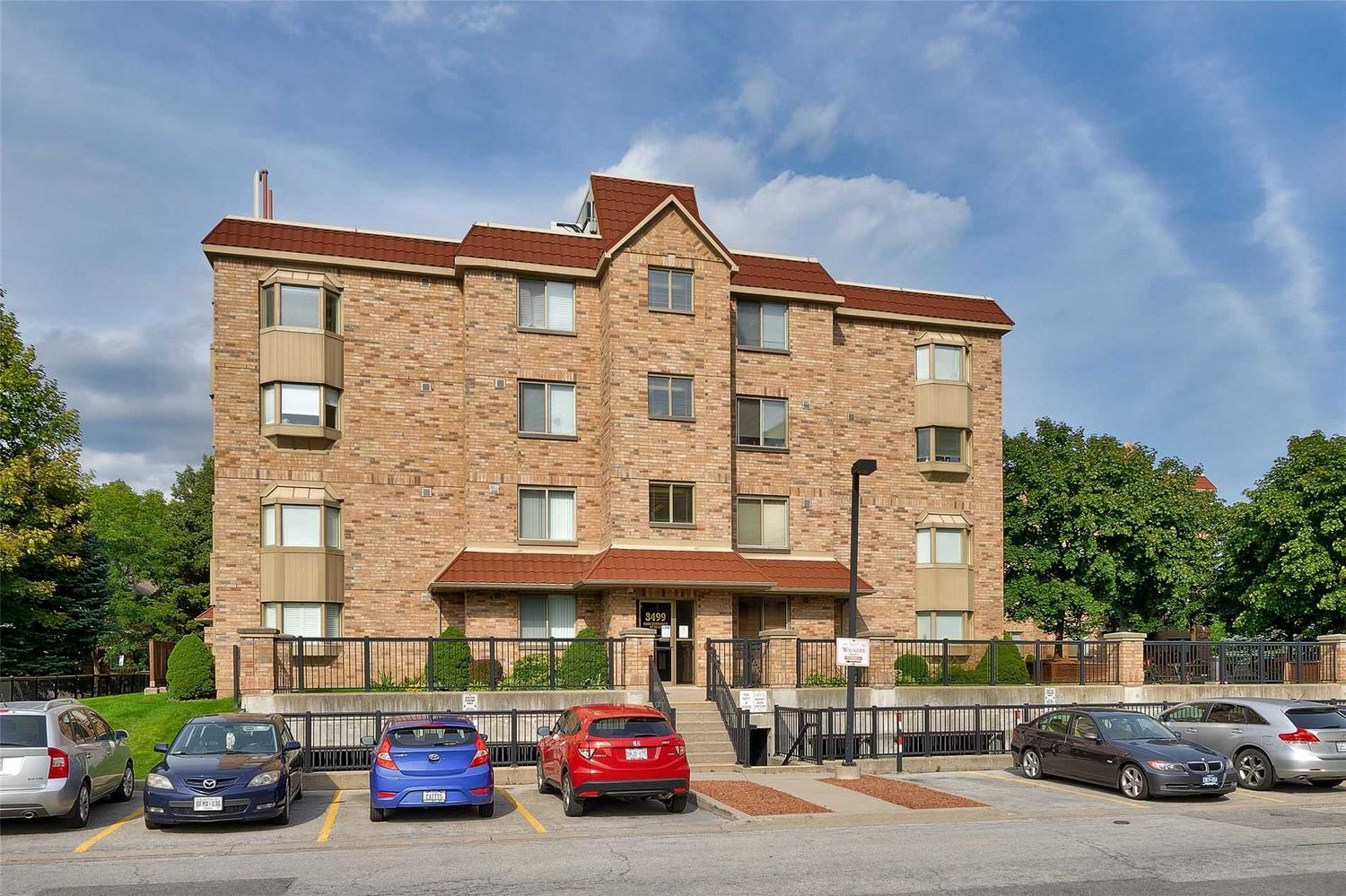 3499 Upper Middle Road. Walkers Square Condos is located in  Burlington, Toronto - image #1 of 2