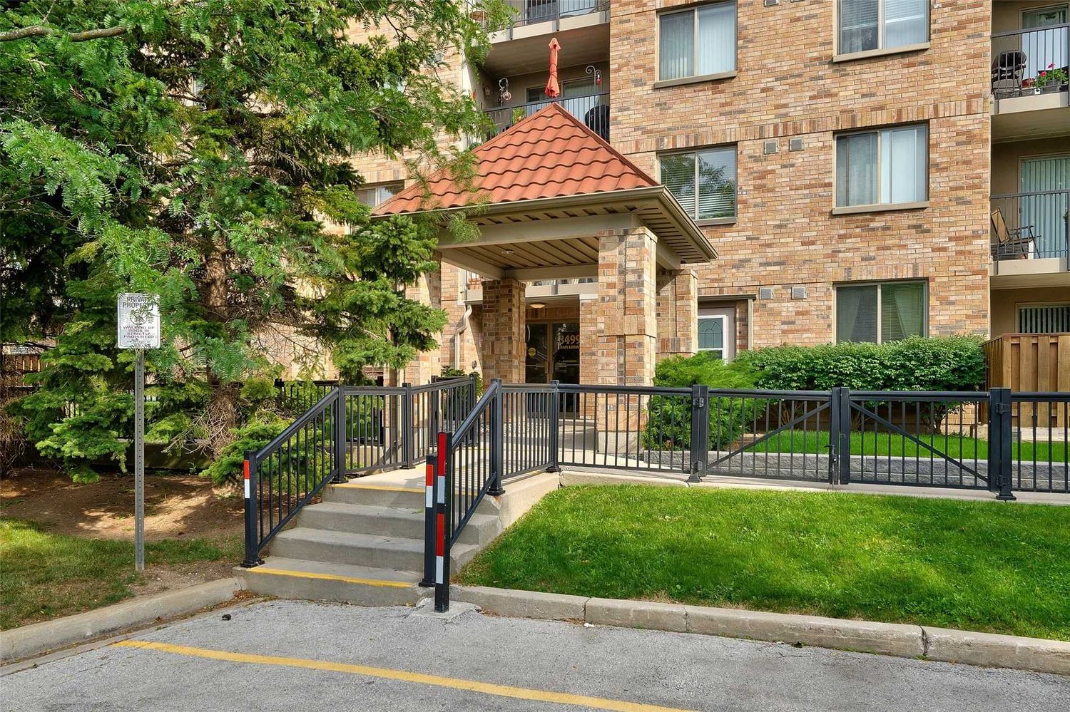3499 Upper Middle Road. Walkers Square Condos is located in  Burlington, Toronto - image #2 of 2