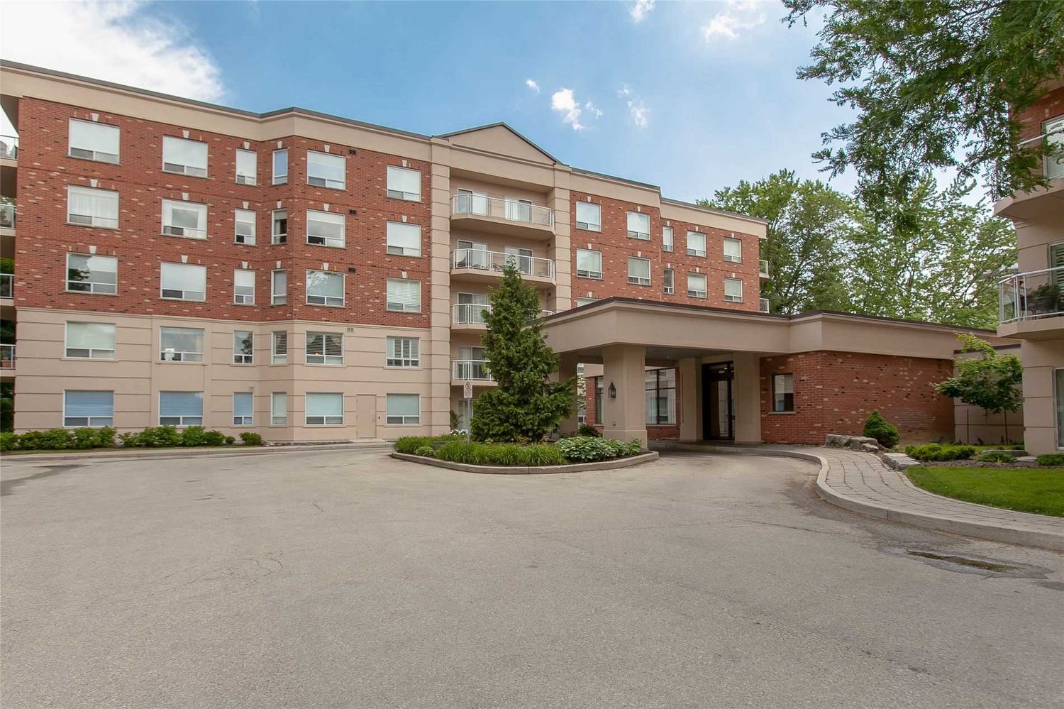 5188 Lakeshore Road. Waterford Place Condos is located in  Burlington, Toronto - image #2 of 2