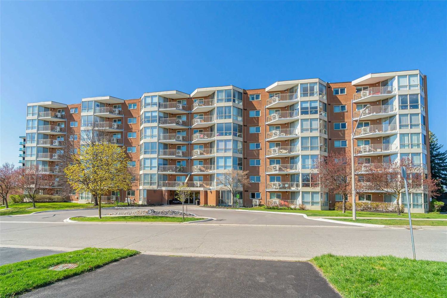 26 Hall Road. Royal Ascot Condos is located in  Halton Hills, Toronto - image #1 of 2