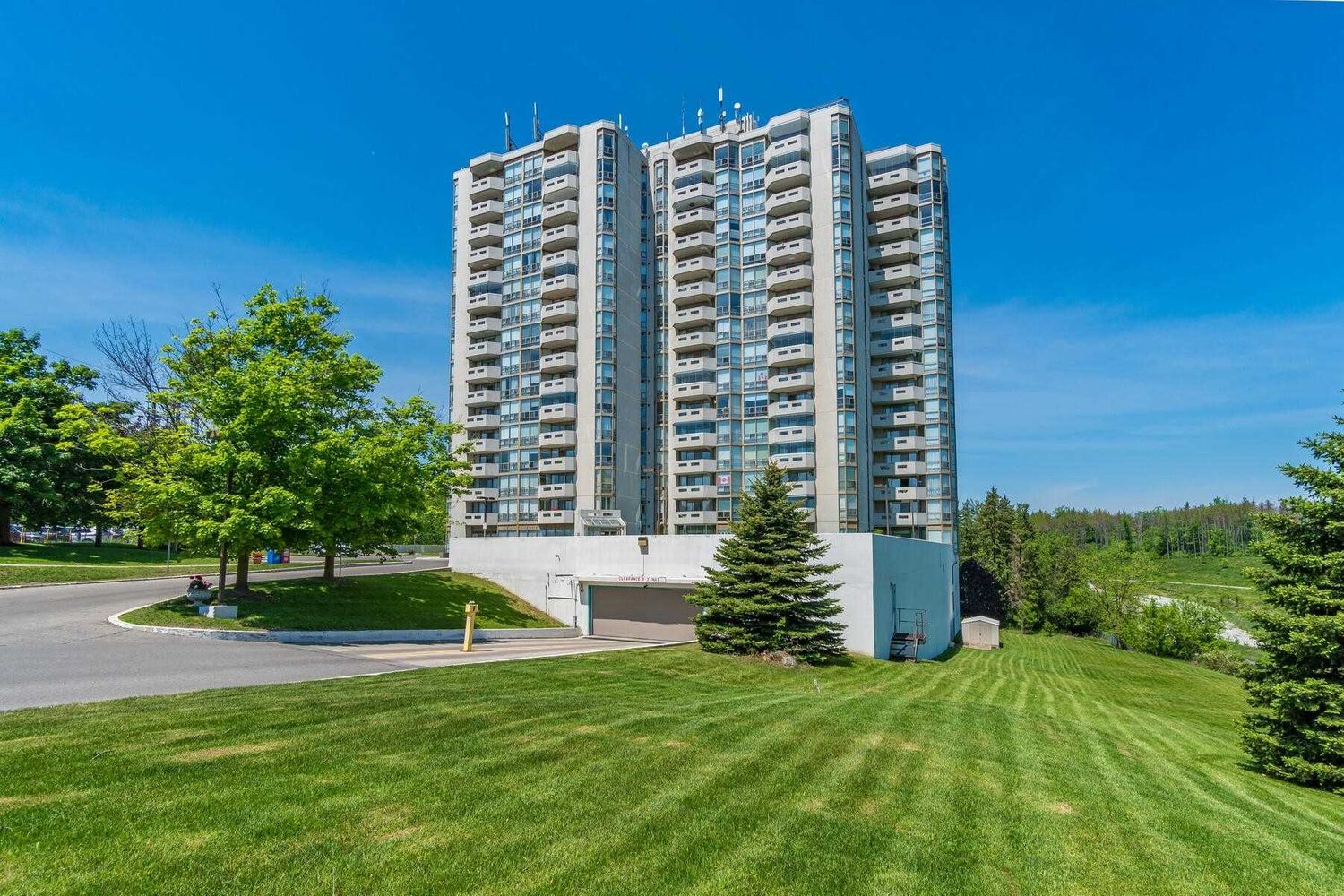 20 McFarlane Drive. The Sands Condos is located in  Halton Hills, Toronto - image #1 of 3
