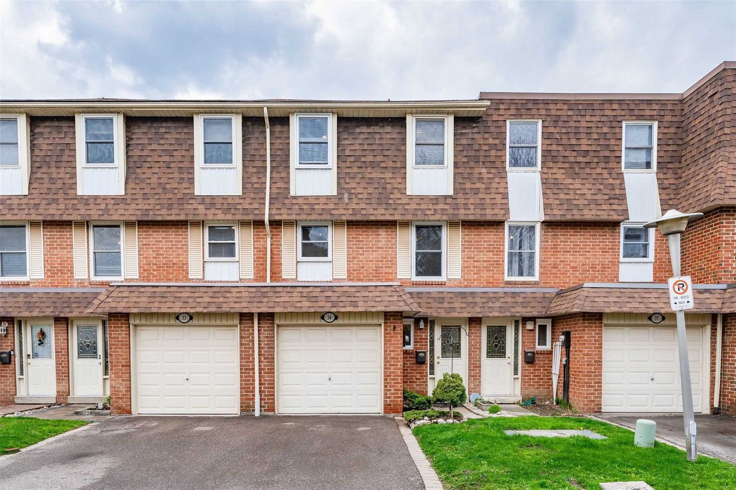 30 Heslop Road. 30 Heslop Road Townhomes is located in  Milton, Toronto - image #1 of 3