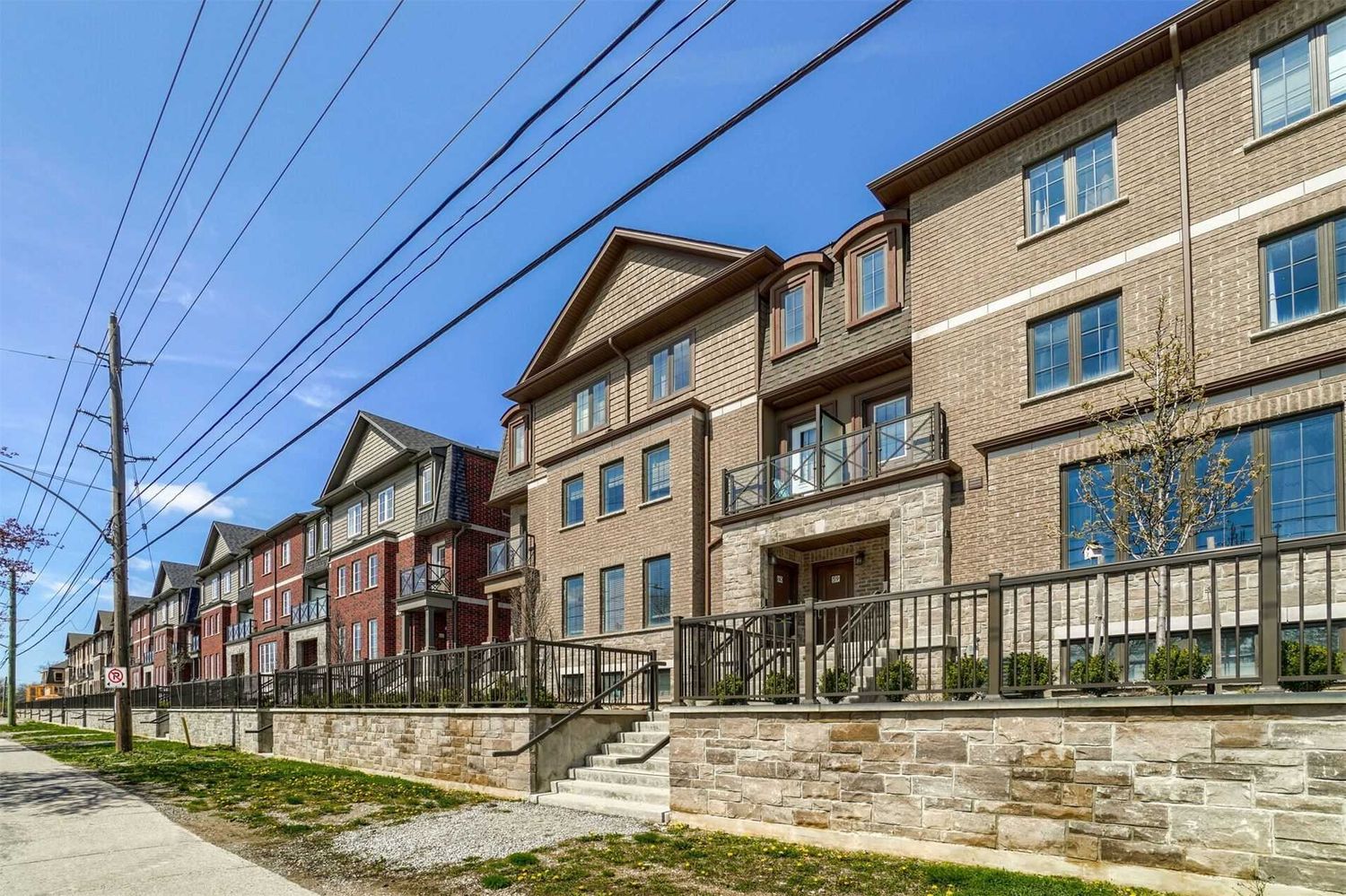 465 Ontario Street S. Abbeys on the Sixteenth Townhomes is located in  Milton, Toronto - image #1 of 2
