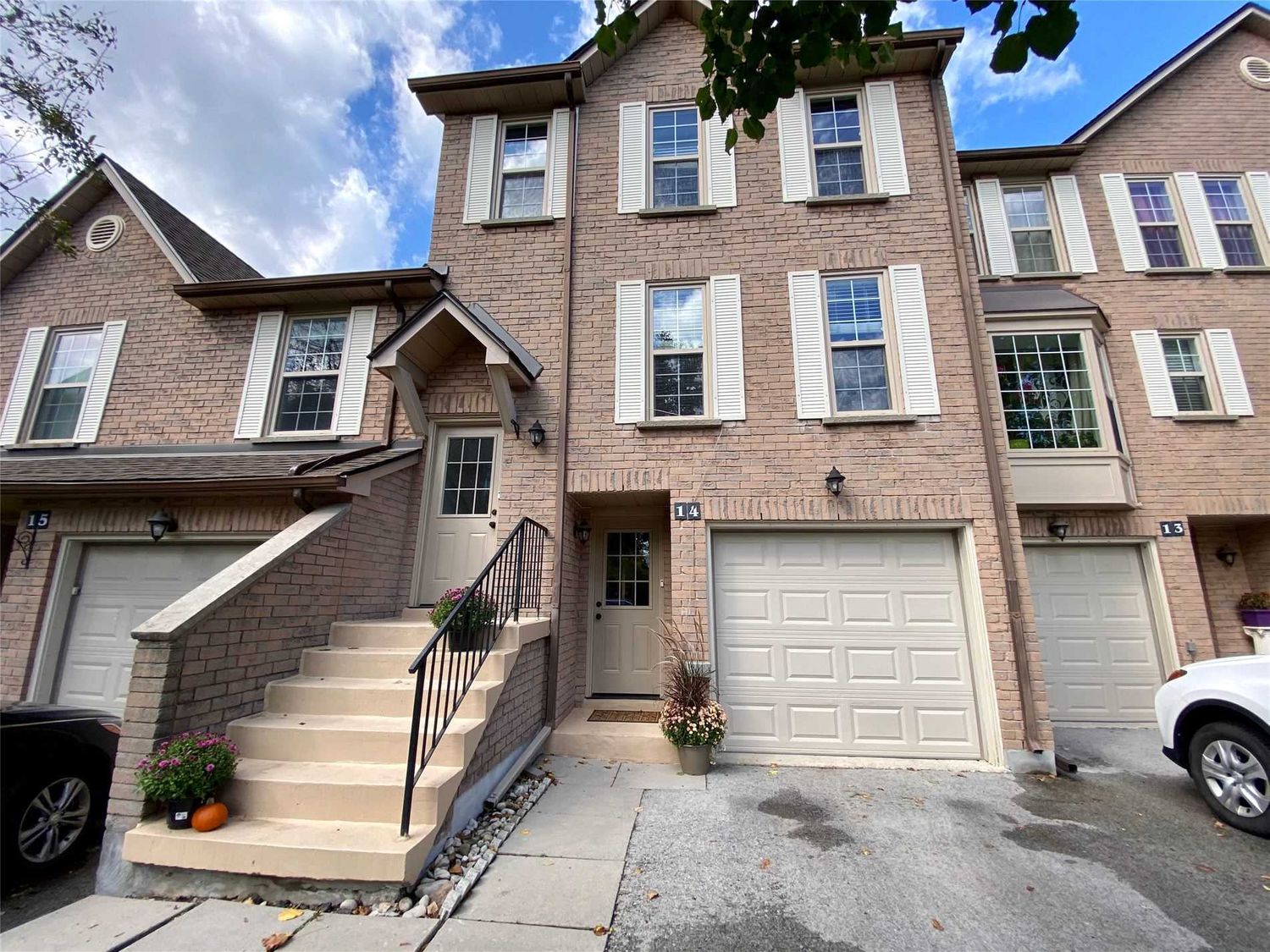 2272 Mowat Avenue. 2272 Mowat Avenue Townhomes is located in  Oakville, Toronto - image #2 of 2