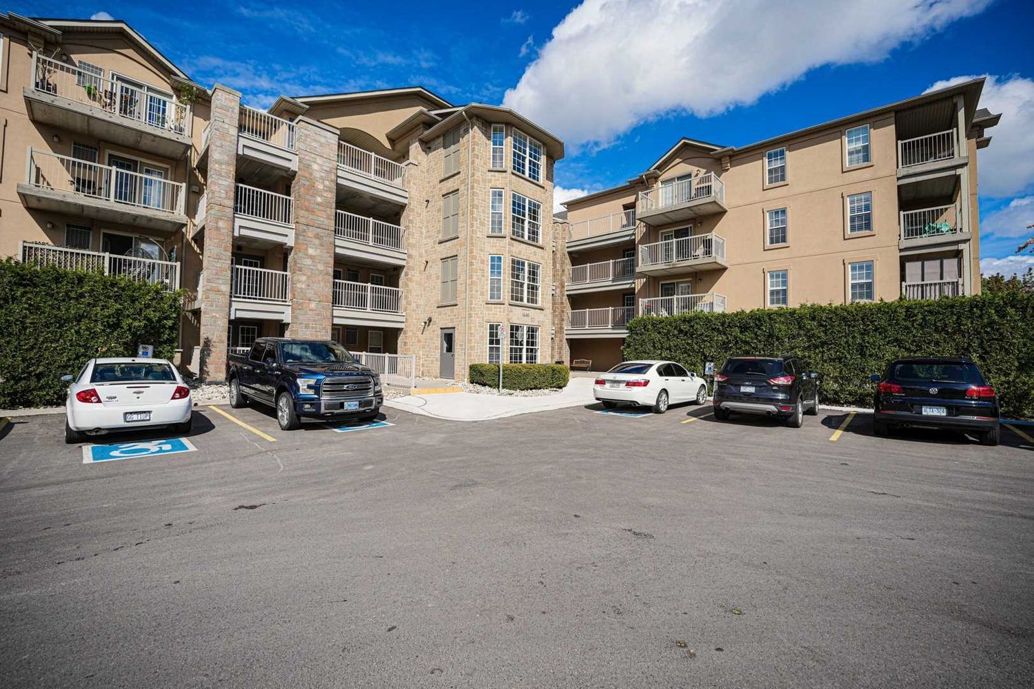 1440 Bishops Gate. Abbey Oaks Condos is located in  Oakville, Toronto - image #1 of 2