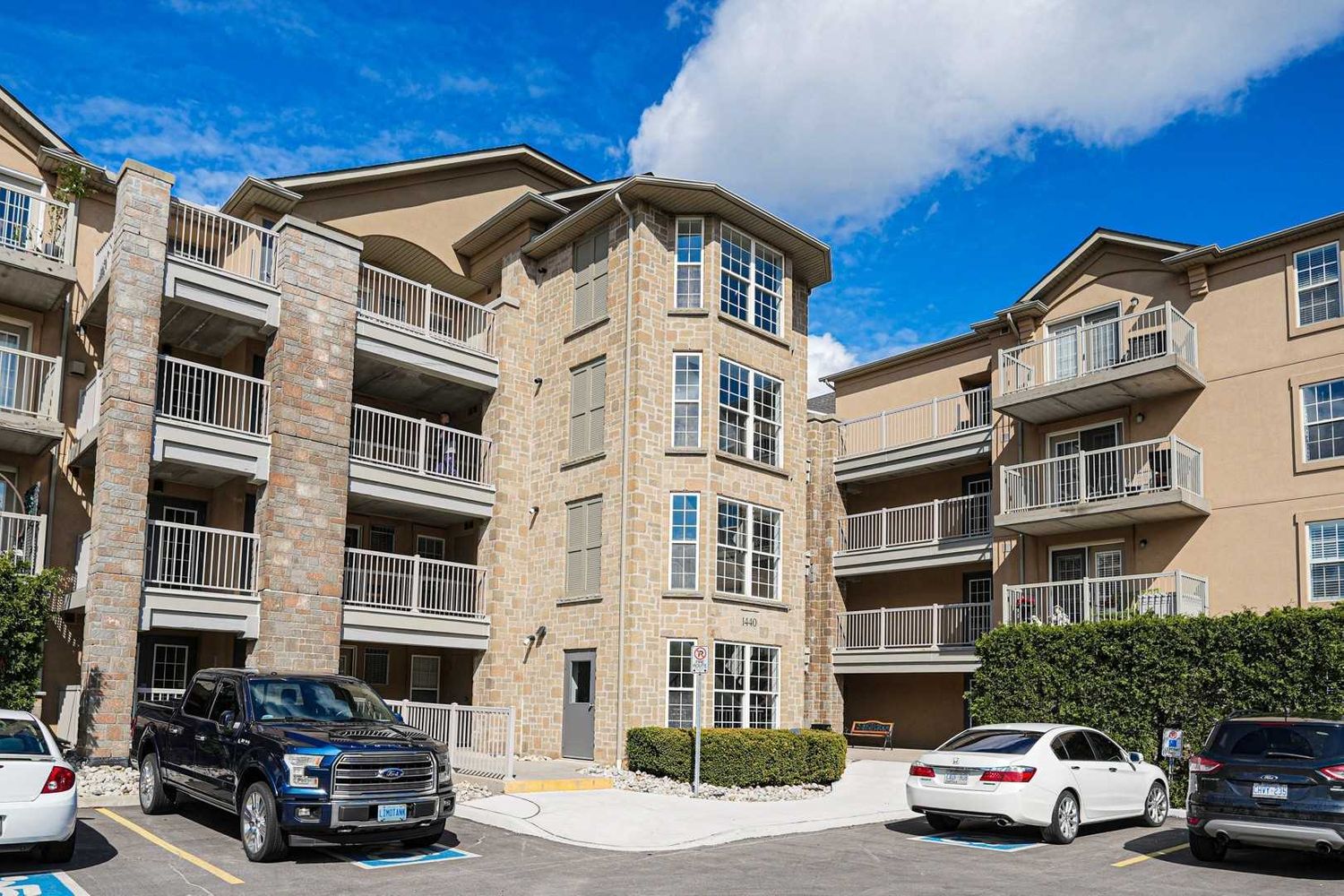 1440 Bishops Gate. Abbey Oaks Condos is located in  Oakville, Toronto - image #2 of 2