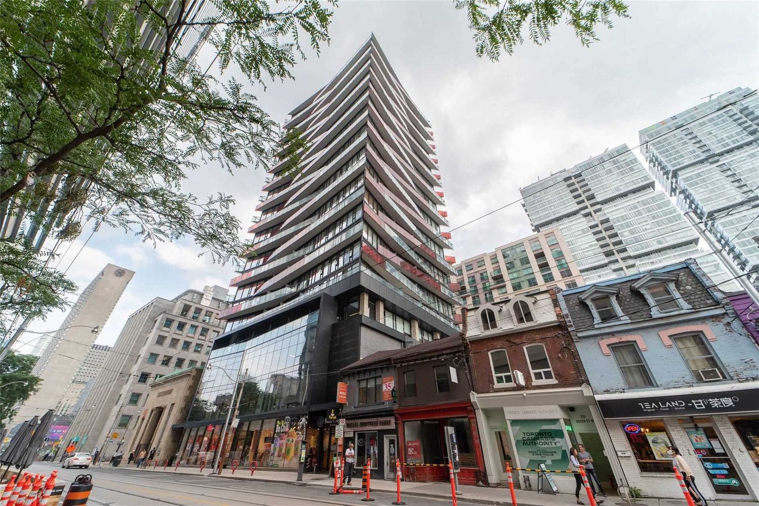 215 Queen Street W. Smart House Condos is located in  Downtown, Toronto - image #2 of 3