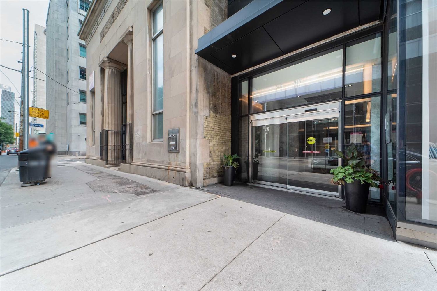 215 Queen Street W. Smart House Condos is located in  Downtown, Toronto - image #3 of 3