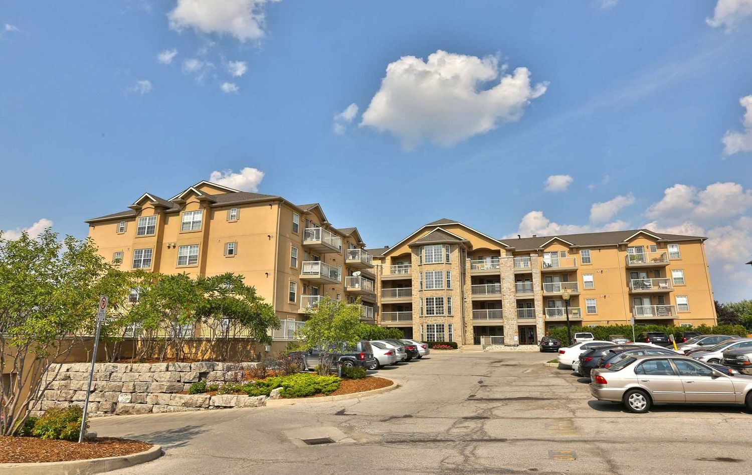 1480 Bishops Gate. Abbey Oaks III Condos is located in  Oakville, Toronto - image #1 of 2