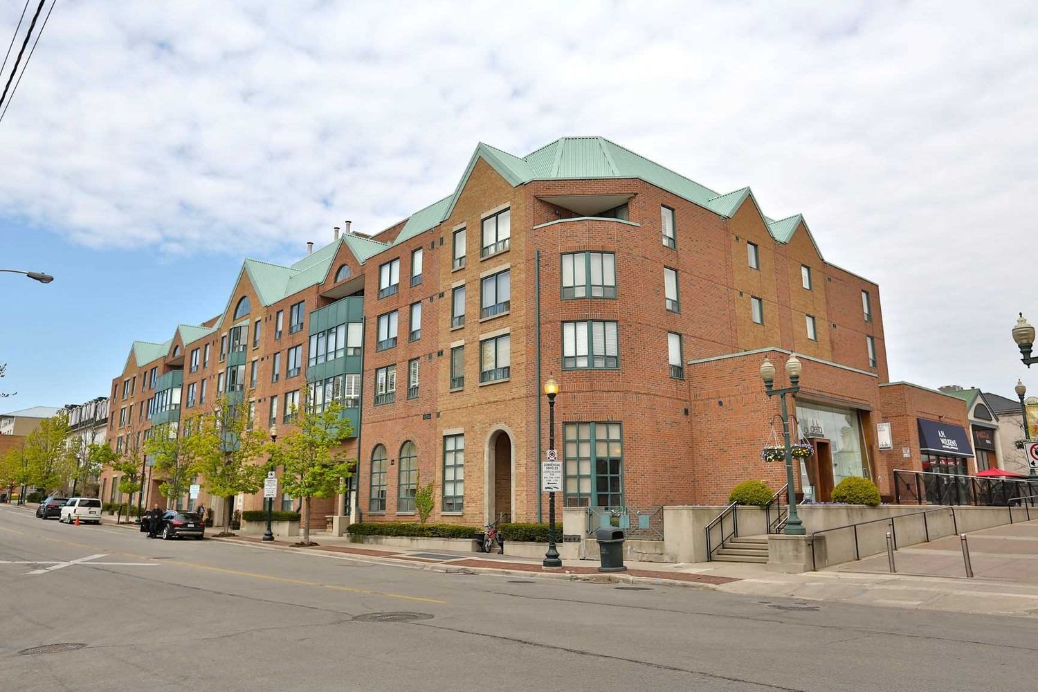 185 Robinson Street. Ashbury Square Condos is located in  Oakville, Toronto - image #1 of 2