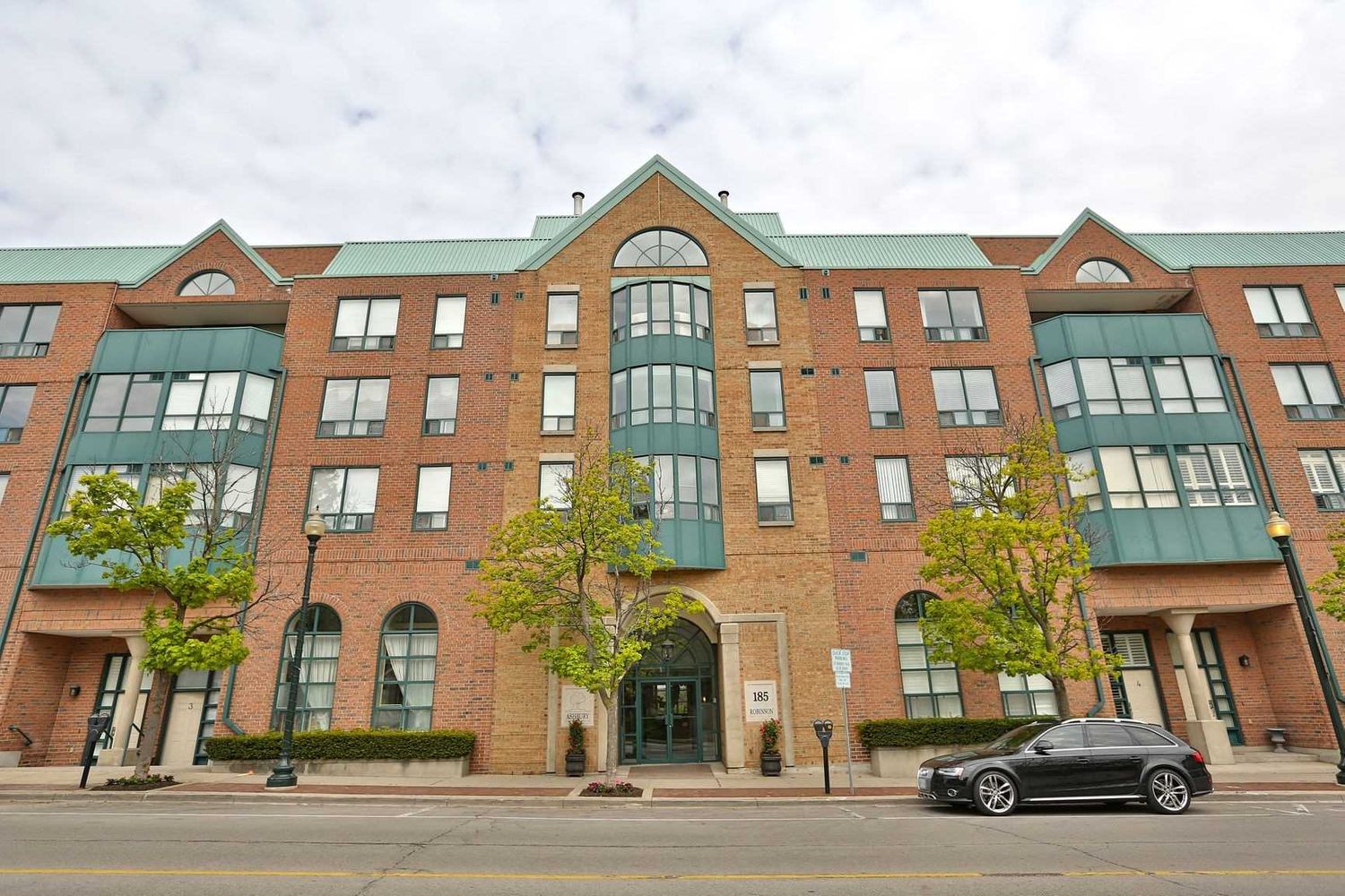 185 Robinson Street. Ashbury Square Condos is located in  Oakville, Toronto - image #2 of 2