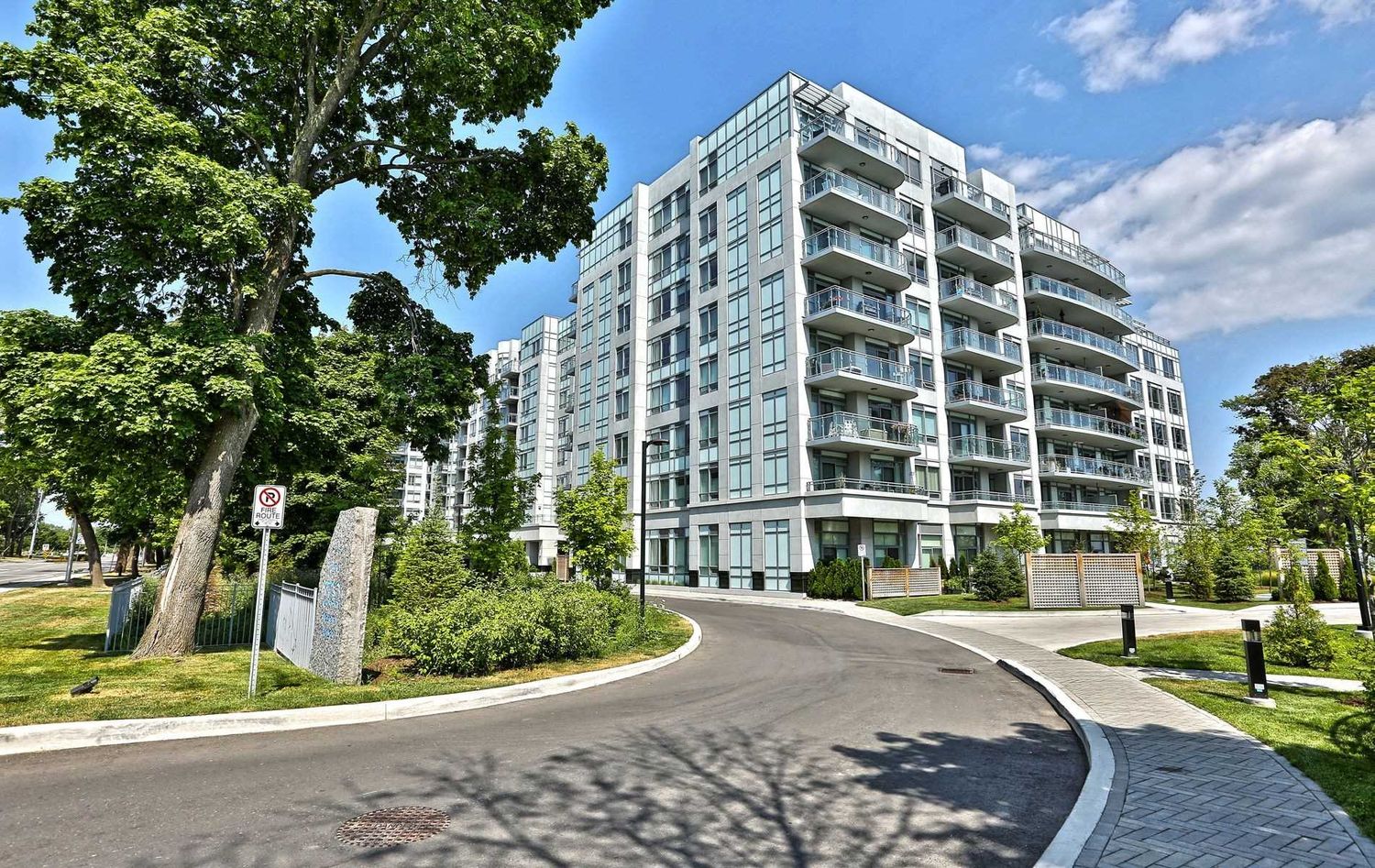 3500 Lakeshore Road W. Bluwater Condos is located in  Oakville, Toronto - image #1 of 3