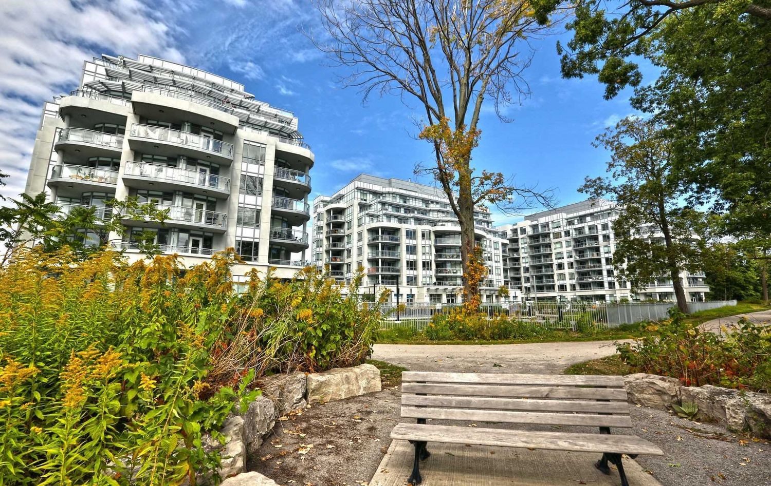 3500 Lakeshore Road W. Bluwater Condos is located in  Oakville, Toronto - image #2 of 3