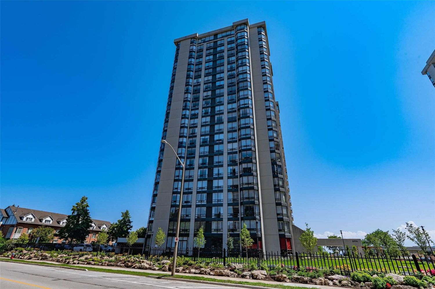 2170 Marine Drive. Ennisclare II On The Lake Condos is located in  Oakville, Toronto - image #3 of 3