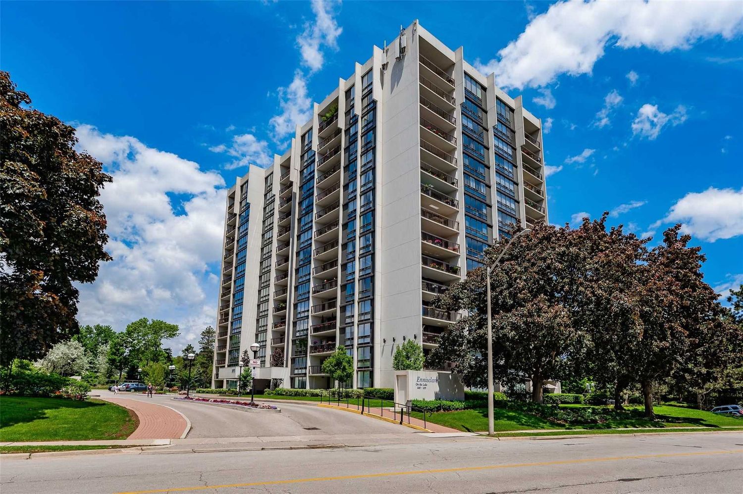 2175 Marine Drive. Ennisclare On The Lake Condos is located in  Oakville, Toronto - image #1 of 2