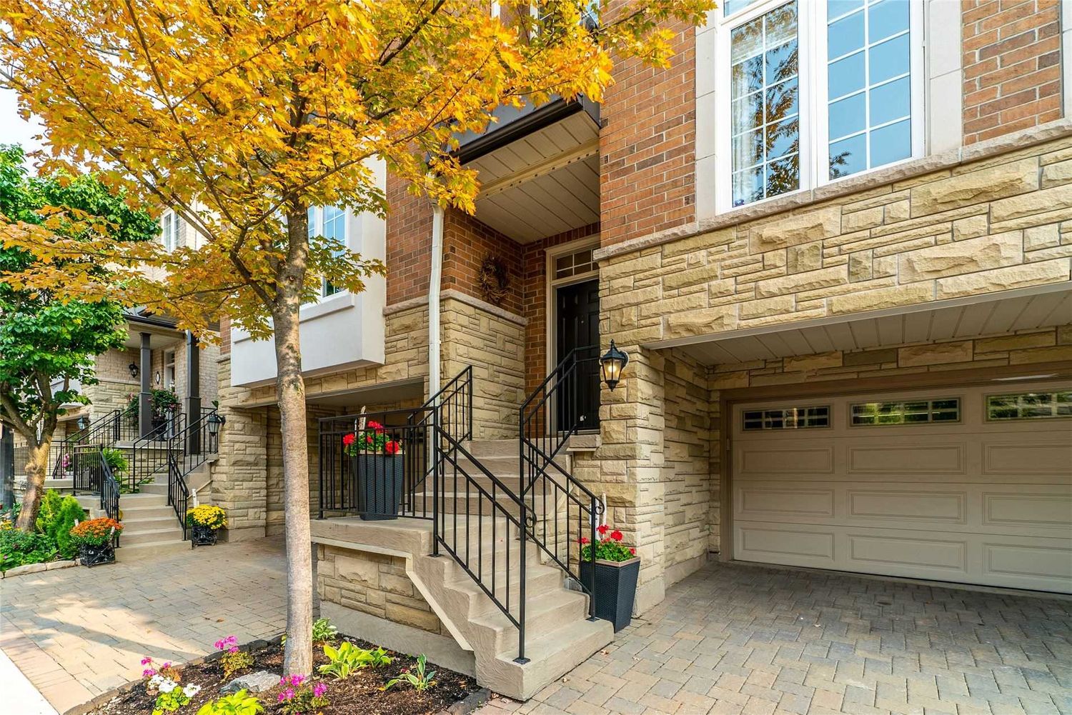 1267 Dorval Drive. Forest Ridge Townhomes is located in  Oakville, Toronto - image #2 of 3