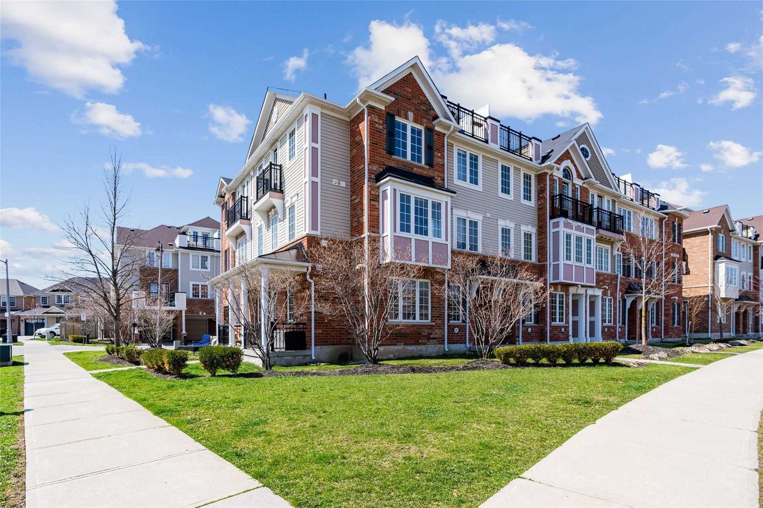2614 Dashwood Drive. Glen Abbey Townhomes is located in  Oakville, Toronto - image #1 of 3