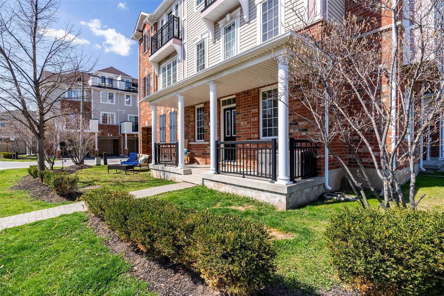 2614 Dashwood Drive. Glen Abbey Townhomes is located in  Oakville, Toronto - image #2 of 3