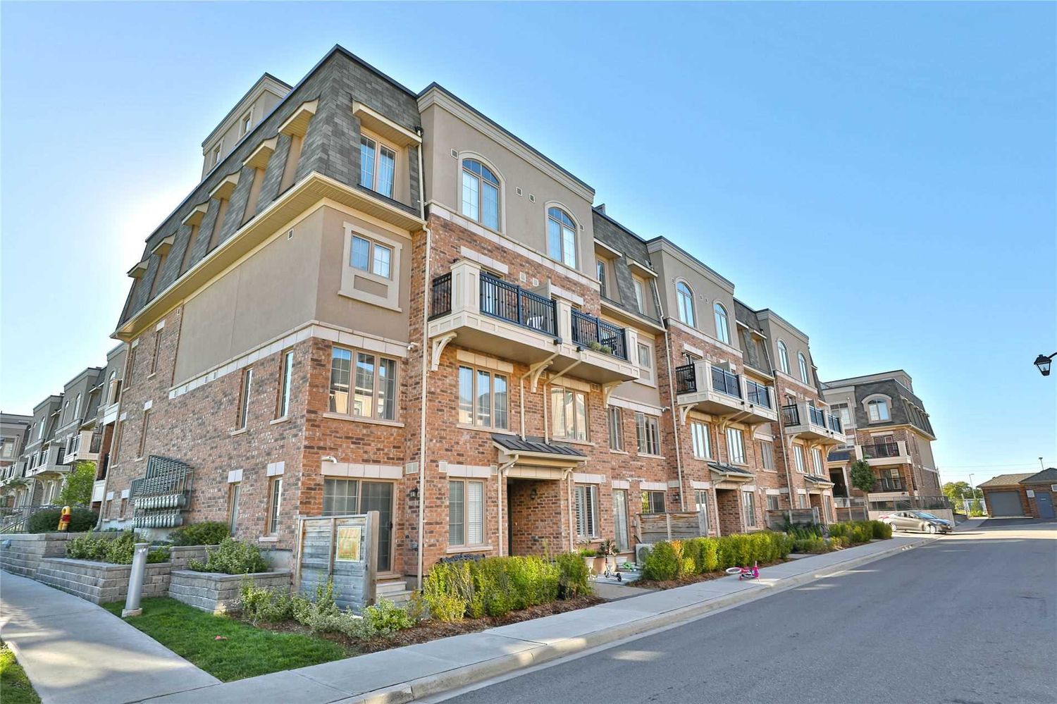 2435 Greenwich Drive. Millstone on the Park is located in  Oakville, Toronto - image #1 of 2