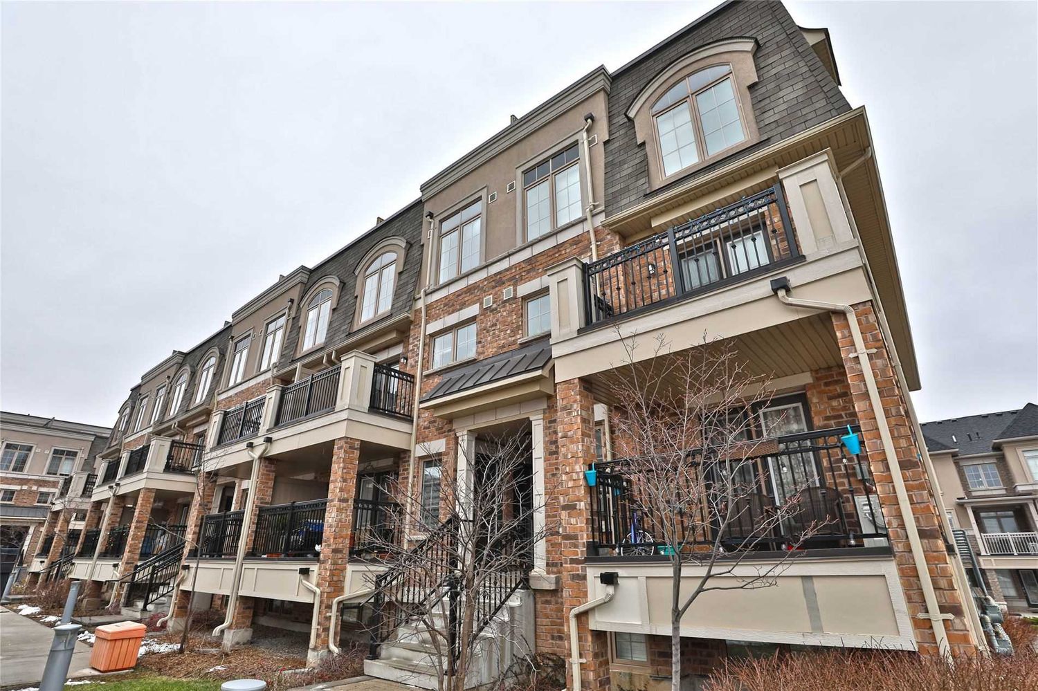 2435 Greenwich Drive. Millstone on the Park is located in  Oakville, Toronto - image #2 of 2