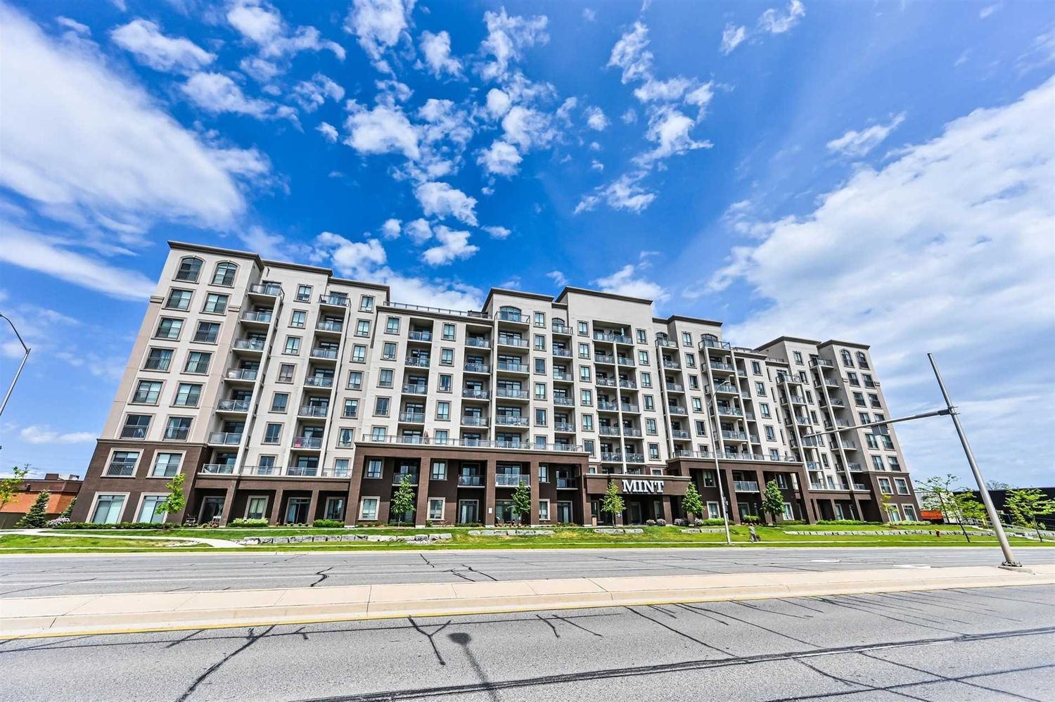 2490 Old Bronte Road. Mint Condos is located in  Oakville, Toronto - image #1 of 3
