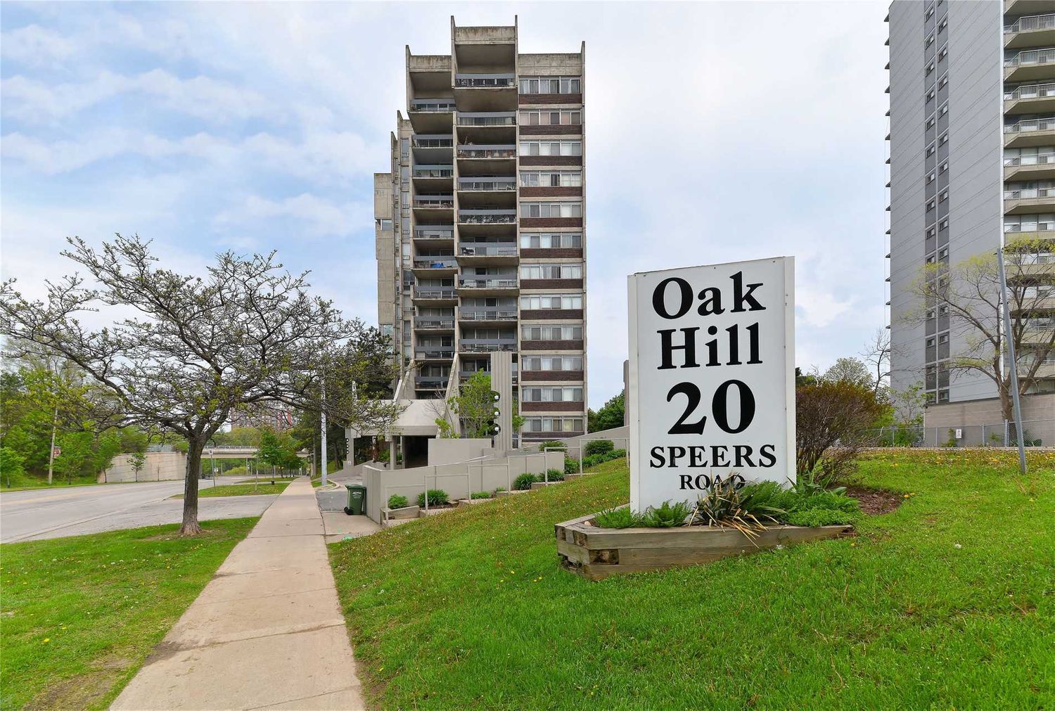 20 Speers Road. Oak Hill Condos is located in  Oakville, Toronto - image #1 of 3