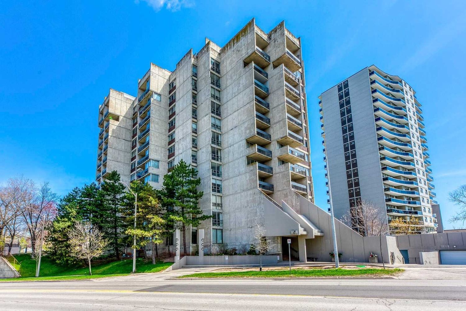 20 Speers Road. Oak Hill Condos is located in  Oakville, Toronto - image #2 of 3
