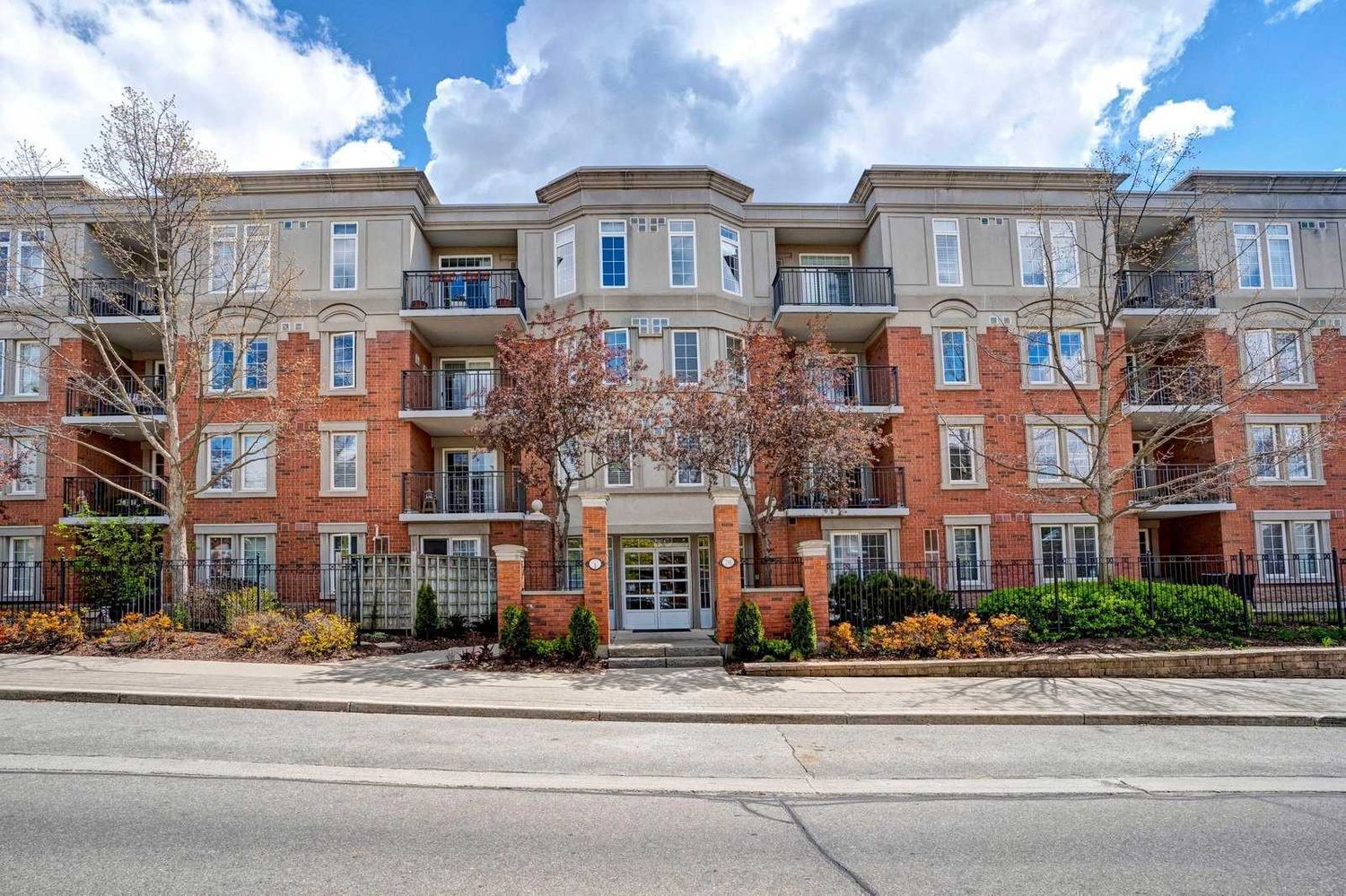 2301 Parkhaven Boulevard. Park Place I Condos is located in  Oakville, Toronto - image #1 of 2