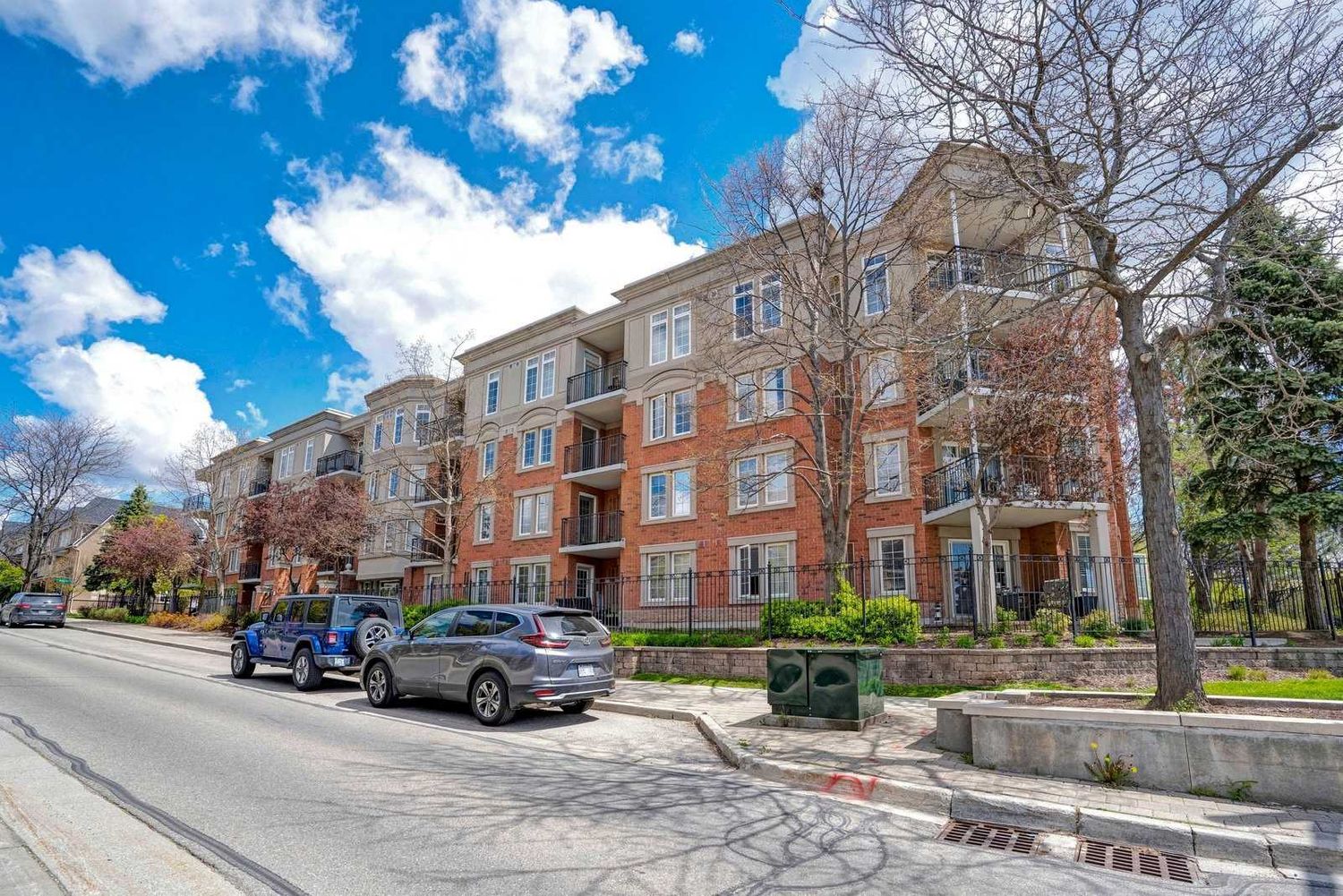 2301 Parkhaven Boulevard. Park Place I Condos is located in  Oakville, Toronto - image #2 of 2