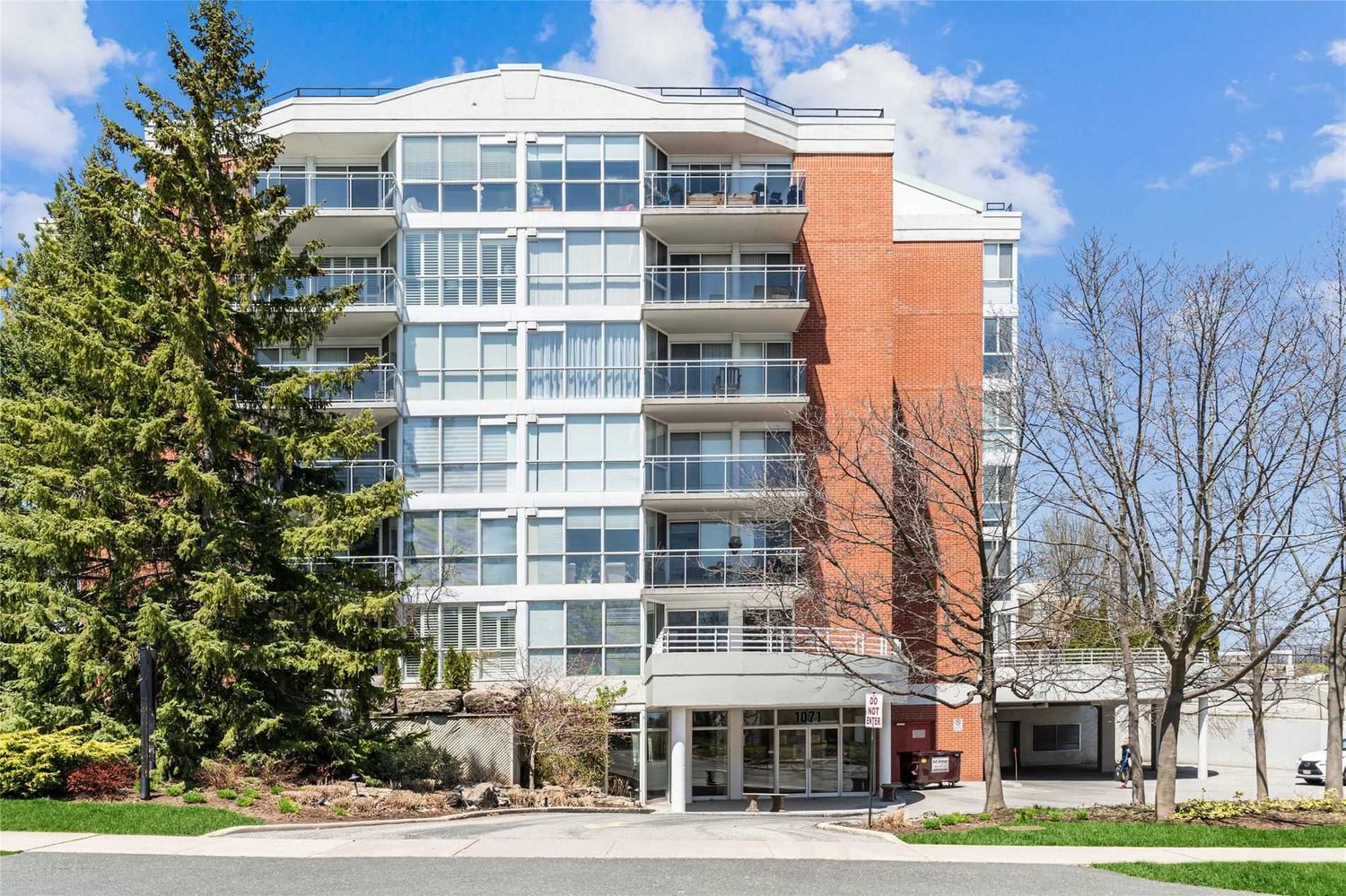 1071 Queens Avenue. Queens Heights Condos is located in  Guelph, Toronto - image #1 of 2