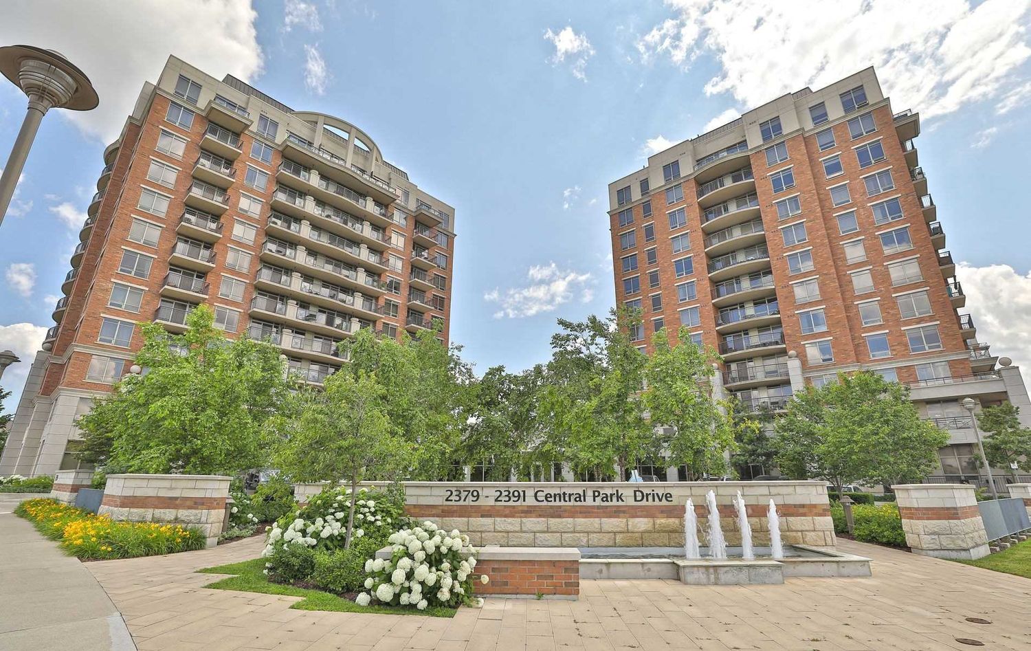 2379-2391 Central Park Drive. The Courtyard Residences is located in  Oakville, Toronto - image #1 of 2