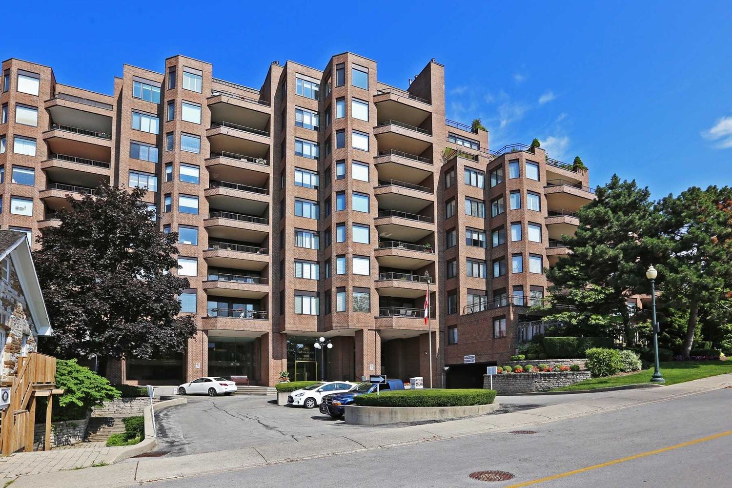 100 Lakeshore Road E. The Granary Condos is located in  Oakville, Toronto - image #1 of 2