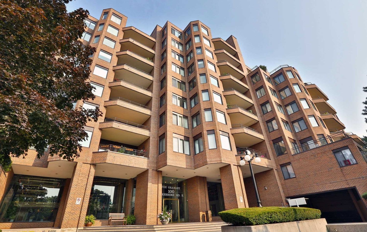 100 Lakeshore Road E. The Granary Condos is located in  Oakville, Toronto - image #2 of 2